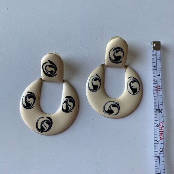 Retro Vintage Elegant Cream and Black Bold Dangly Earrings - Picture 2 of 4